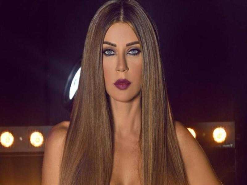كارلا حداد تشبة الزهرة بالأحمر الصارخ