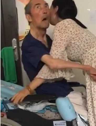 ابنة تتخلى عن حياتها لرعاية والدها طريح الفراش لمدة 15 عامًا