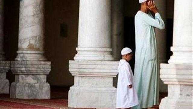 حكم قراءة القرآن بصوت عالي في الصلاة السرية.. الإفتاء توضح