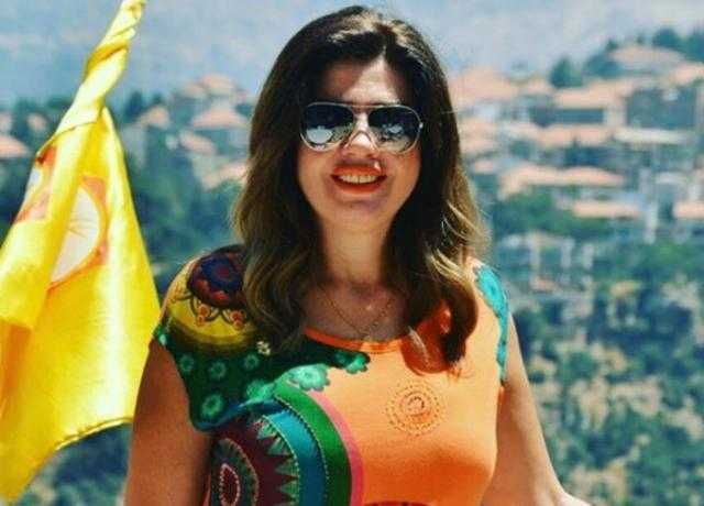 شاهد.. رانيا فريد شوقى بإطلالة أنيقة على البحر