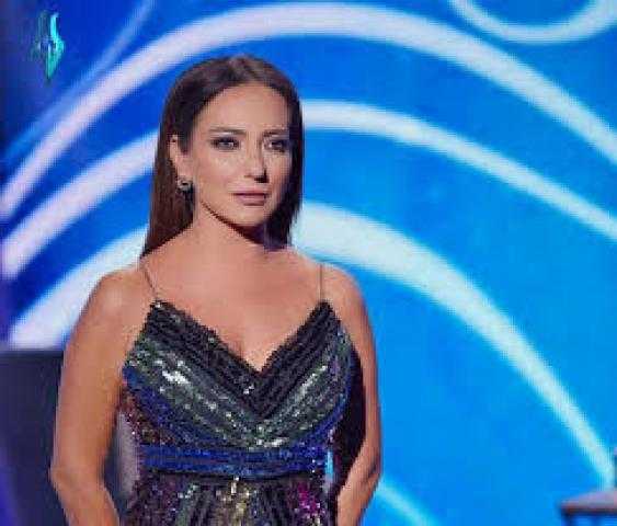 شاهد.. أمل عرفة تتالق بإطلالة تبرز رشاقتها