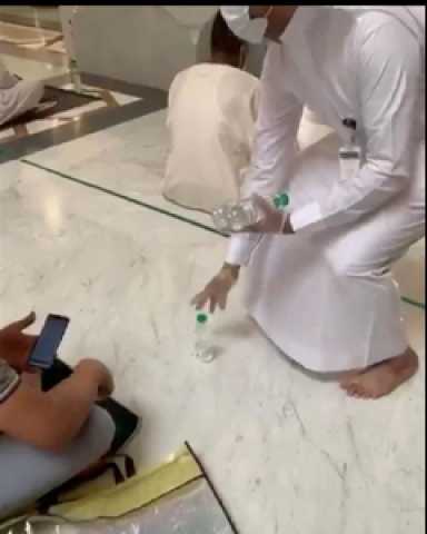 شاهد.. 20 ألف عبوة من ماء زمزم للمصلين في المسجد النبوي