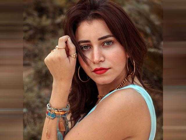سارة الشامي بتوب قصير.. ومتابع: صاروخ