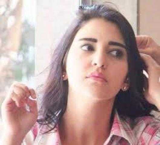 توب رمادى.. عليا عساف تبرز جمالها بإطلالة كاجوال