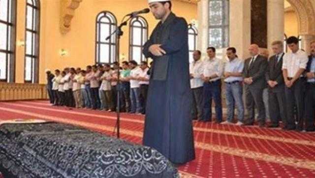 صلى الإمام الجنازة وكبر خمس تكبيرات بدلا من أربع.. فما الحكم؟.. الإفتاء ترد
