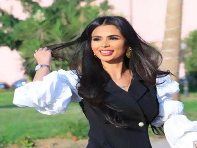 فرح علي تخطف الأنظار بالفوشيا الشفاف