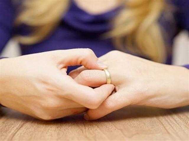 ”بياكل من غير ما يغسل إيده”.. عروس تطلب الخلع بعد 12 يوم زواج