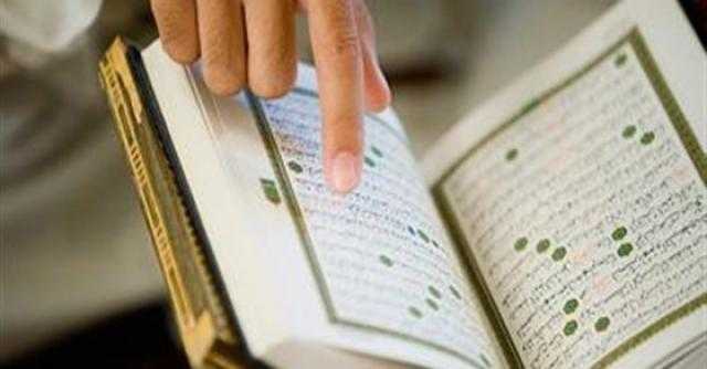 حكم مس المصحف وقراءة القرآن للمرأة المستحاضة.. مستشار المفتي يوضح