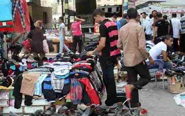 خوفا من العدوى.. مواطنون يشكون من الزحام والتكدس بسوق فى شبرا مصر