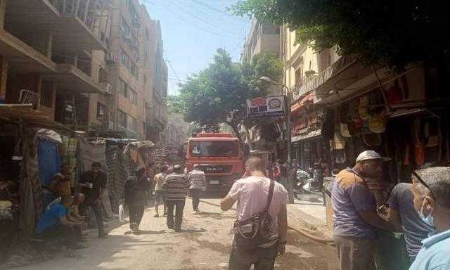 لحظة اندلاع حريق ضخم بسوق التوفيقية فى وسط القاهرة.. فيديو