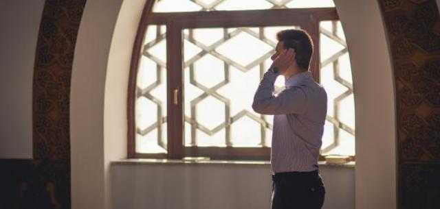 حكم النظر الى أعلى بعد الرفع من الركوع.. مستشار المفتي يجيب
