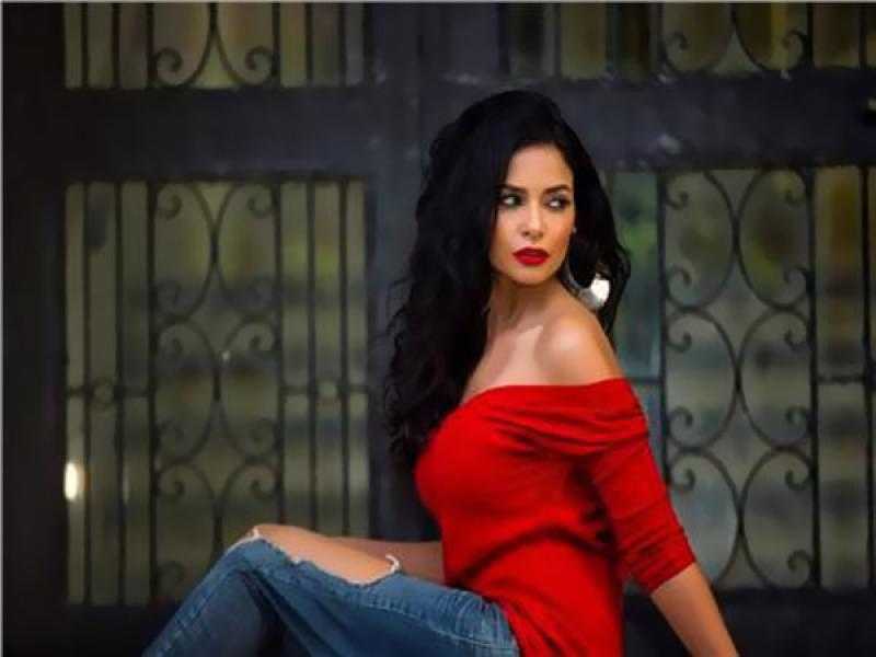 مروة الأزلي تعتمد موضة جمبسوت