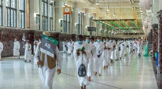 حجاج بيت الله الحرام يؤدون طواف القدوم