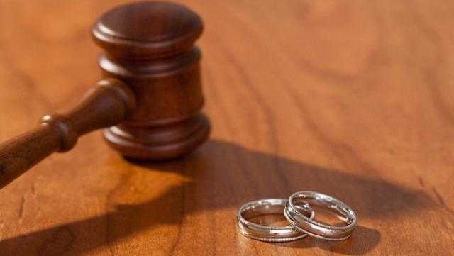 ”يعشق النكد”.. زوجة تشكو زوجها لـ محكمة الأسرة