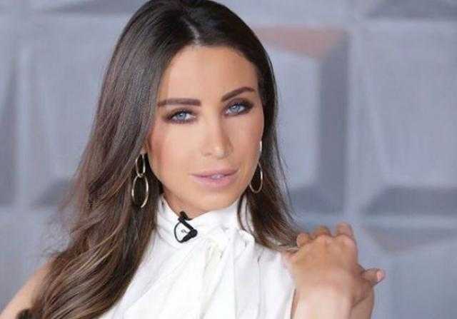 تطل بالأبيض.. أنابيلا هلال تهوس متابعيها بجمالها