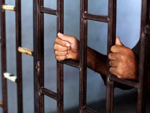 حبس 3 عاطلين بتهمة حيازة مخدر الحشيش داخل سيارة فى التبين