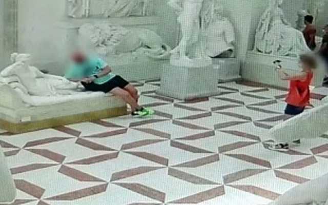 سائح أحمق يكسر تمثال عمره 200 عام في إيطاليا دون قصد.. صور