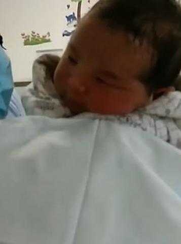 قلبها حجر.. صينية تلقى طفلها بعد يوم من ولادته بالأدغال بسبب وضعها المالى.. صور