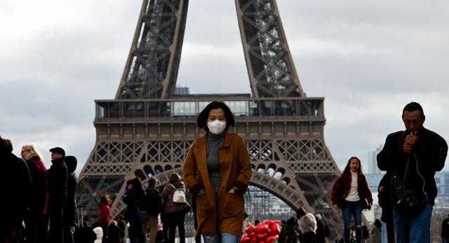 فرض وضع الكمامات لمكافحة كورونا في باريس وسط موجة قيظ
