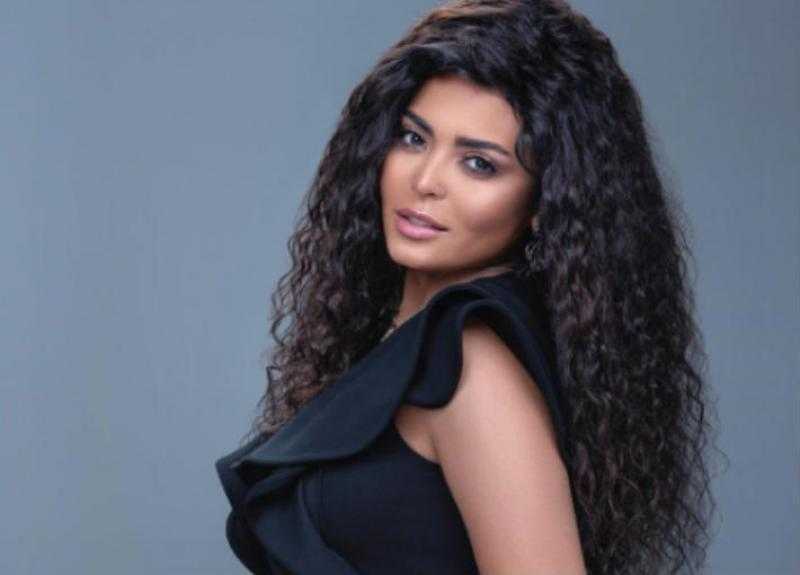 أسماء جلال تشعل السجادة الحمراء بالأسود المكشوف.. شاهد