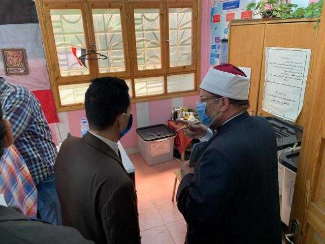 بالصور.. وزير الأوقاف يدلى بصوته فى انتخابات مجلس الشيوخ بالمنيل