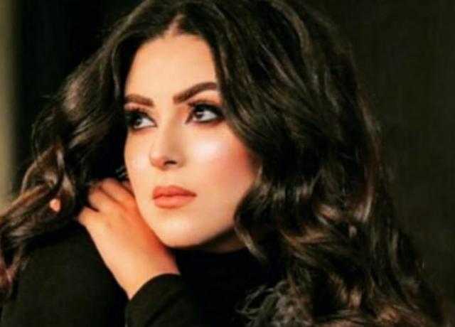 نهى عابدين تستعرض أنوثتها بفستان جريء
