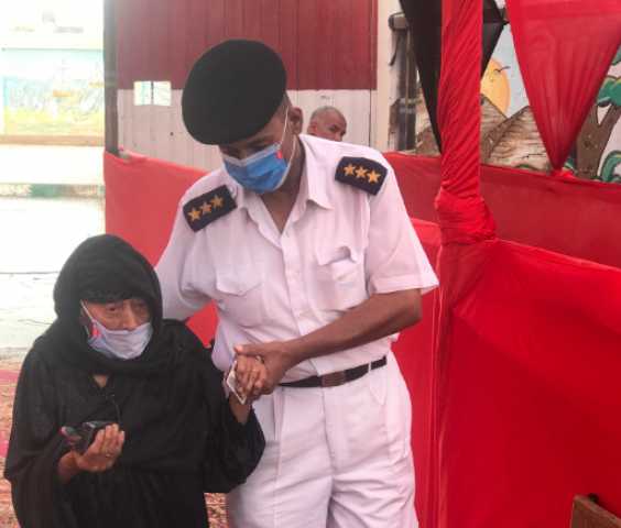في لفتة إنسانية.. مسنة لرجال الشرطة: ”بكم تحيا مصر”