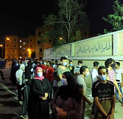 مرشحو الدقائق الأخيرة.. شاهد احتشاد الناخبين أمام لجان السيدة زينب قبل غلق اللجان