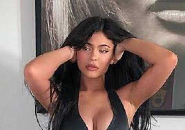 شاهد إطلالة جريئة لـ كايلي جينر