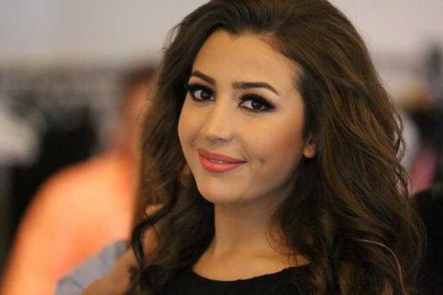 على السلالم .. جنات تتألق بالشفاف