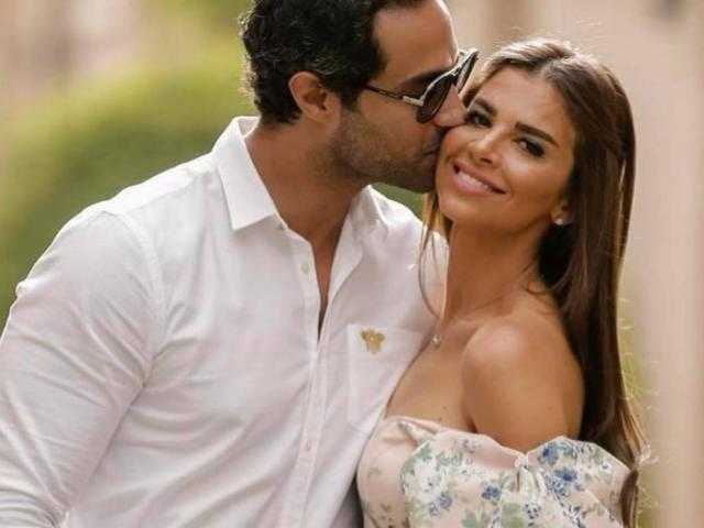 في أحدث ظهور لهما.. لقطة رومانسية تجمع بين كريم فهمي وزوجته
