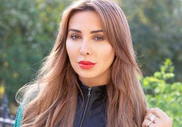 جويل مردينيان تطل على متابعيها بإطلالة جريئة