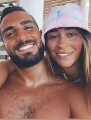 برفقة زوجته... محمد الشرنوبي يشارك جمهوره عطلته الصيفية