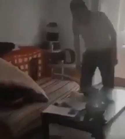 فيديو يثير الجدل لشاب يعنف طفلا ويضربه بهيستيرية