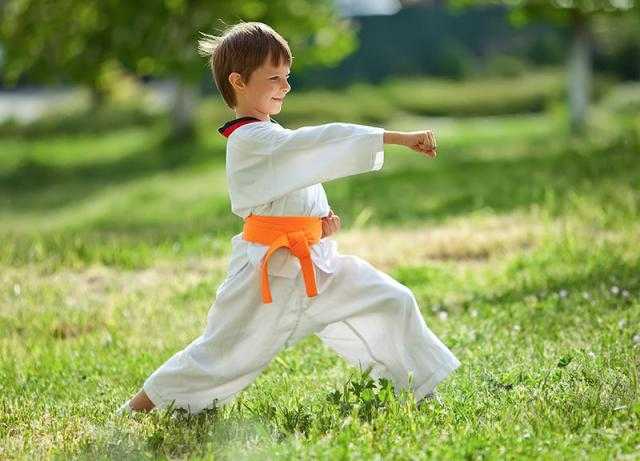 ابنكم يزعج كلبي.. سيدة ترسل رسالة لجارتها تطلب منها منع خروج طفلها
