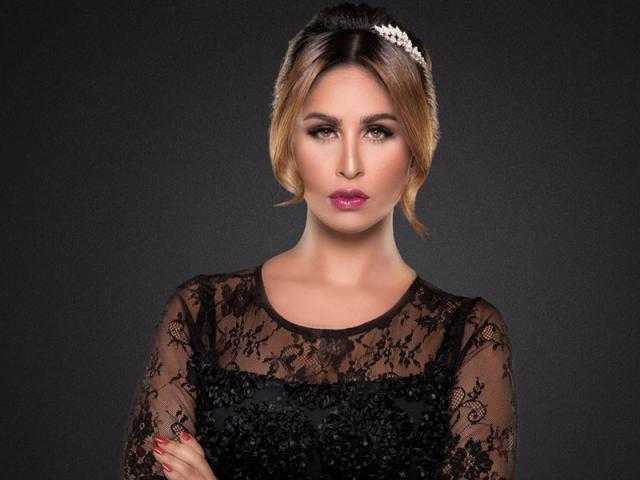 مي سليم تبرز أناقتها بقماش المخمل الناعم