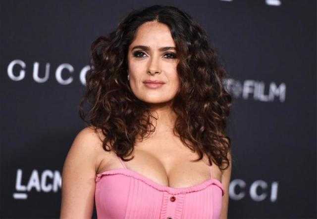سلمى حايك تعتمد الفستان المكشكش في حفل SAG Awards 2022