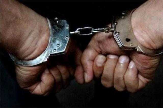 حجز متهمين بتزوير ملصقات حكومية على ذمة التحريات
