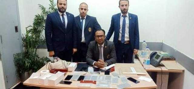 بالصور.. القبض على راكب بمطار القاهرة لتهريبه هواتف محمولة حول جسده