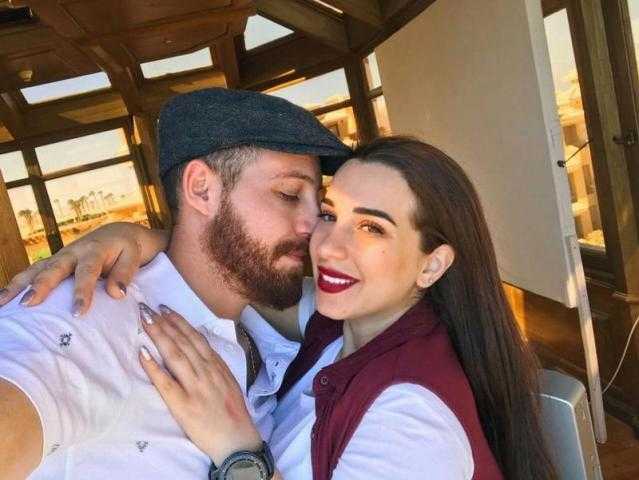 طفلتي.. محمود حجازي يداعب زوجته أسما شريف منير ”فيديو”