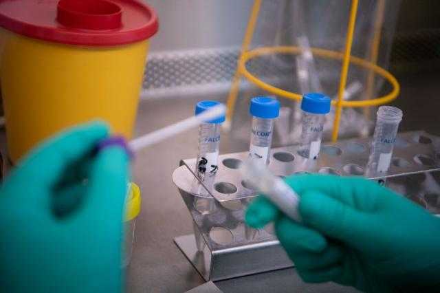 إصابات كورونا تتجاوز 15 ألفا في لبنان