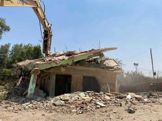 حى الخليفة يزيل عقار في شارع السادات الوفائية