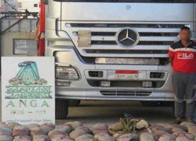 ضبط 3.5 طن بانجو مخبأة أسفل حمولة من الأسمنت بسيارة نقل بالسويس.. فيديو
