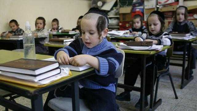 2159 إصابة جديدة.. إسرائيل تؤجل بدء الدراسة في 23 بلدة بسبب كورونا