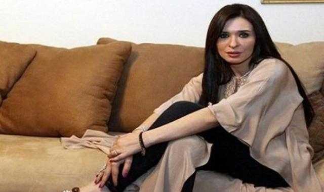 على البحر.. دينا تشارك جمهورها صور من إجازتها الصيفية