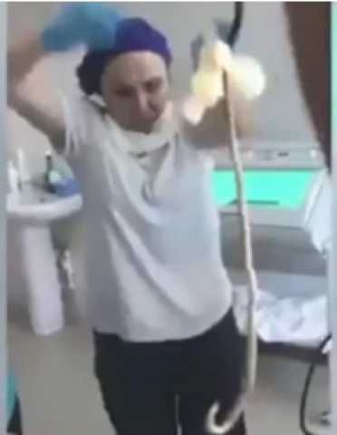 دخل أثناء نومها.. لحظة إخراج ثعبان طوله «متر و20 سم» من فم امرأة.. فيديو