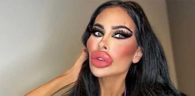 مدمنة عمليات تجميل تنفق ثروة هائلة لتشبه دمية بلاستيكية