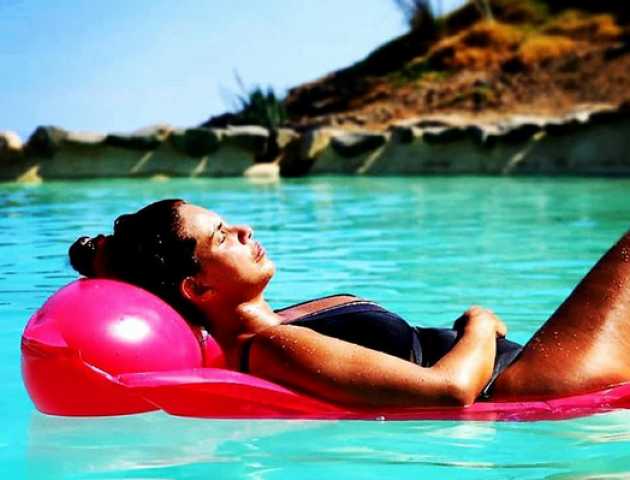 بعد صورتها بالمايوه .. الجمهور يهاجم دنيا عبد العزيز