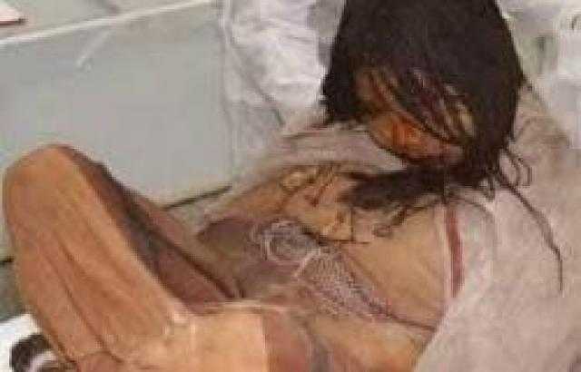 سليمة كأنها نائمة.. انتشال جثة طفلة مجمدة منذ 500 عام