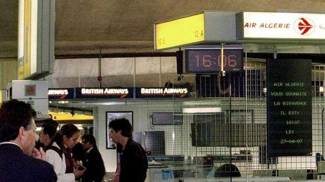 الجزائر تجلي 302 من رعاياها في فرنسا بسبب كورونا